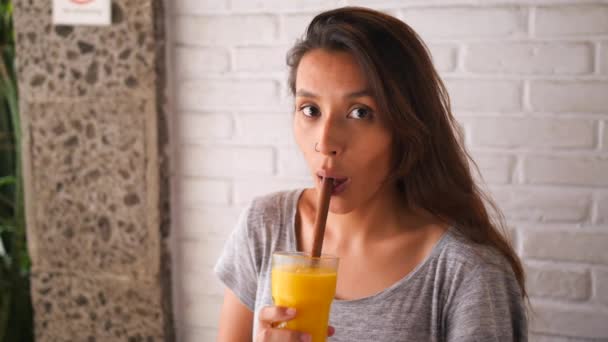 Aantrekkelijke Jonge Gemengd Meisje Mango Veganistische Superfoods Smoothie Drinken Drinken — Stockvideo
