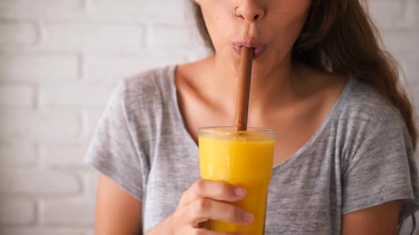 Atractivo joven mezclado chica beber mango y vegano superalimentos Smoothie Drink. Concepto de estilo de vida saludable en cámara lenta 4K. Ubud, Bali, Indonesia . — Vídeos de Stock
