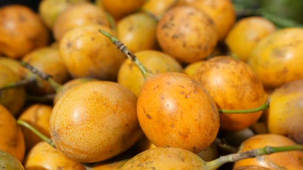 Frau wählt reife Passionsfrüchte im Bioladen. Tropische Früchte einkaufen. 4k. bali, indonesien. — Stockvideo