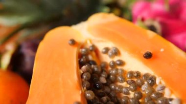 Organik Papaya ahşap masa üzerinde ikiye böldüm. Egzotik tropik meyveler. 4k Slowmotion. Bali, Endonezya.