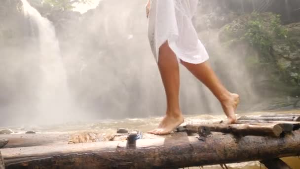在热带雨林中 在丛林河畔的小木桥上走着赤脚的年轻女子 慢动作 巴厘岛 印度尼西亚 — 图库视频影像
