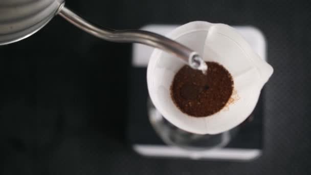 Barista giet heet Water in de Filter met koffie. Filmische 4 k Slowmotion brouwen koffie proces beelden. Alternatieve methoden van de koffie te maken. Bali, Indonesië. — Stockvideo