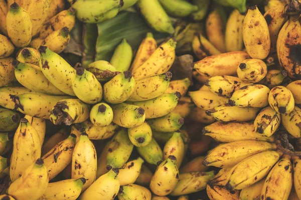 当地农贸市场的有机绿色和黄色香蕉 — 图库照片