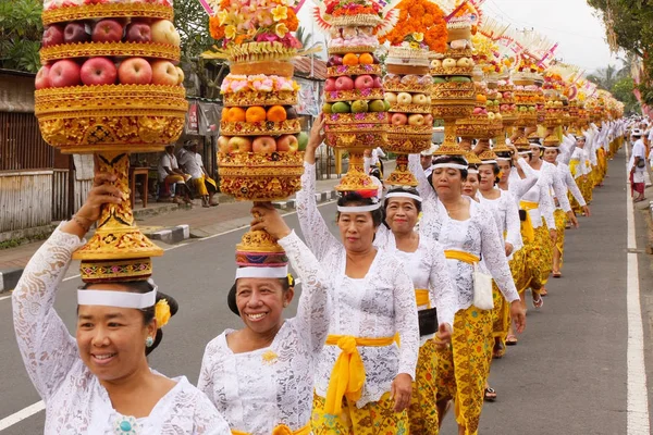 Traditional Balinese Ritual Procession Ceremony - Mapeed. Long line of Balinese women holding offerings walking on the road to temple. 13 DEC 2018 - Bali, Indonesia. — Stock Photo, Image