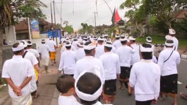 Geleneksel Balinese ritüel geçit töreni - Mapeed. Uzun sıra Balili Kadın tapınağa giden yolda yürüyen teklifleri tutarak. 4 k. 13 Aralık 2018 - Bali, Endonezya
