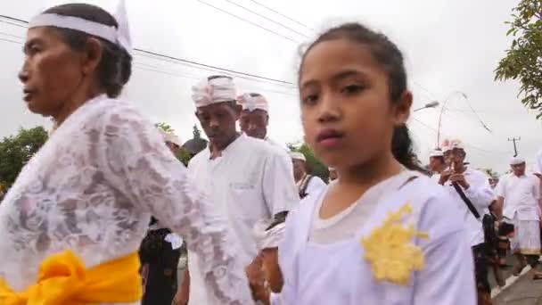 Traditionella balinesiska rituell Procession ceremoni - Mapeed. Lång rad av balinesiska kvinnor hålla erbjudanden gå på vägen till templet. 4 k. 13 Dec 2018 - Bali, Indonesien. — Stockvideo