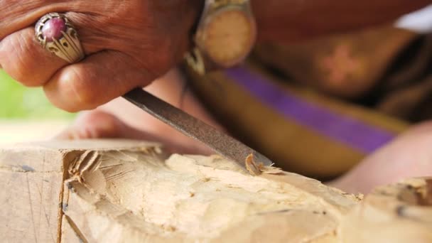 Träsnidare gör Carving med vassa verktyg på trä arbetsstycket. Traditionella balinesiska statyett Making Process. 4 k. Bali, Indonesien. — Stockvideo