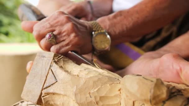 Woodcarver 나무 가공 소재에 날카로운 도구로 조각 하 고. 전통적인 발리 조상 제작 과정입니다. 4 공화국 발리, 인도네시아. — 비디오