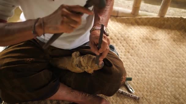 Řezbář Carving Ostrými Nástroji Dřevěných Obrobku Tradiční Balijské Soška Procesu — Stock video