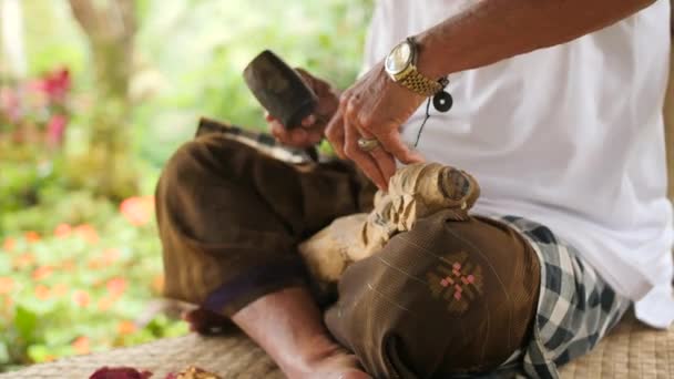 Intagliatore di legno intaglio con utensili affilati su pezzo di legno. Processo tradizionale di produzione di statuette balinesi. 4K. Bali, Indonesia . — Video Stock