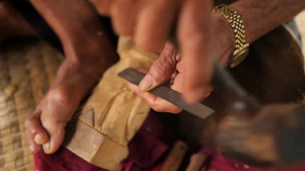 Fafaragó éles eszközökkel a munkadarab fa faragás csinál. Hagyományos balinéz szobrocska döntéshozatali folyamat. 4 k. Bali, Indonézia. — Stock videók