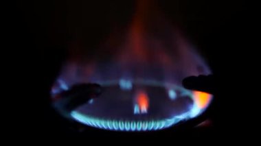 Soba brülör yangın ateşleme. Mavi alev 4 k makro ağır çekim görüntüleri pişirme