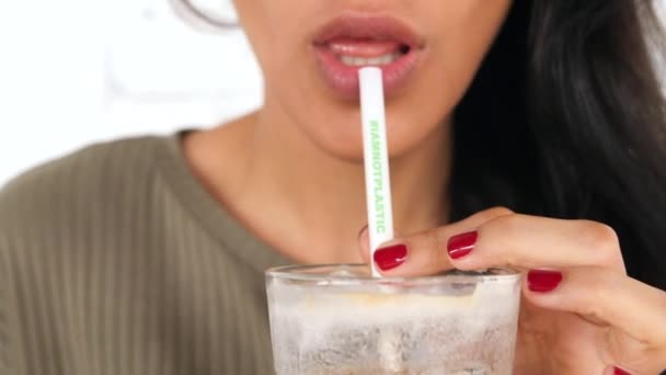 Unga blandad ras tjej dricka Iced Latte med plastspænde-gratis sugrör. Hashtag inte jag plast innebär noll avfall ekologi Planet hjälp koncept. 4k Slowmotion. — Stockvideo
