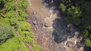 Hava yukarıdan aşağıya orman nehir manzarası. 4 k. Bali, Endonezya.