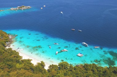 Şaşırtıcı balayı kumsalda Similan Island Hava görünümünü yukarıda. Andaman, Tayland. Seyahat, yaz, tatil ve tropikal plaj kavramı.