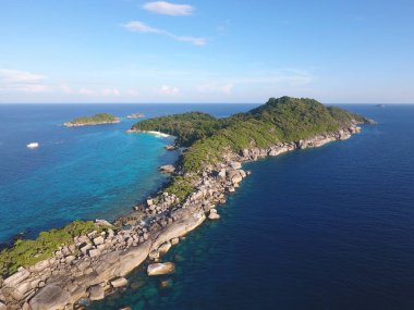 Güzel Similan ada 4 numaralı havadan görünümü. Andaman Denizi, Tayland.