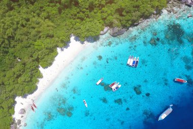 Beyaz kumlu balayı Beach adlı Similan Island Hava görünümünü yukarıda. Andaman, Tayland. Seyahat, yaz, tatil ve tropikal plaj kavramı.
