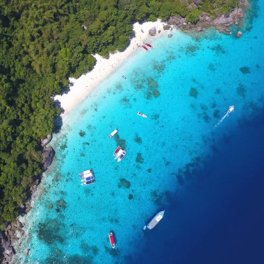 Similan Island Hava görünümünü yukarıda. Beyaz kumlu balayı Beach. Andaman, Tayland. Seyahat, yaz, tatil ve tropikal plaj kavramı.