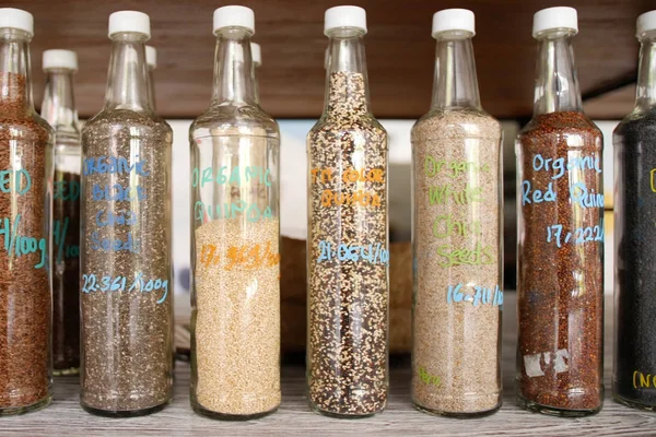 Botellas de vidrio con semillas saludables y superalimentos en Zero Waste Shop. No plástico consciente minimalismo vegano estilo de vida Concepto . — Foto de Stock