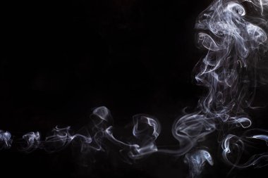 Hafif tonlu ahşap raf, yeşil bir saksı.