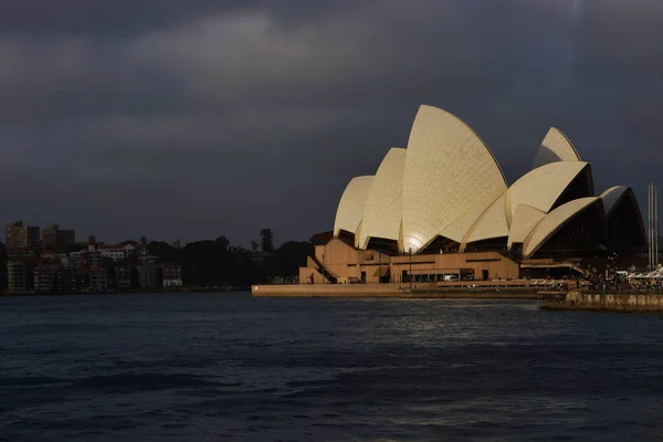 Das Opernhaus Von Sydney Beleuchtet Vom Sonnenuntergang Wird Von Gewitterwolken — Stockfoto