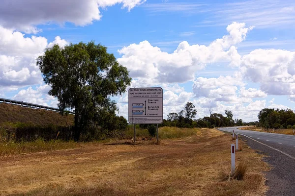 Jelentkezzen Távoli Queenslandbe Jelezve Útviszonyokat Terhelési Korlátokat Következő Városig Közel — Stock Fotó