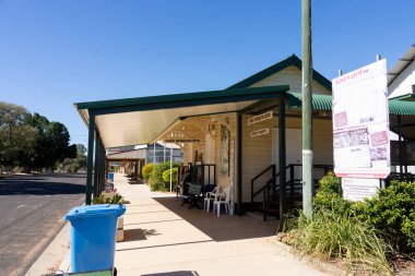 Alpha, Batı Queensland 'daki eski bir tren istasyonu yeniden tasarlandı ve bir turist bilgi merkezine dönüştürüldü..