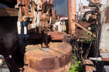 Eski endüstriyel makineler ülkedeki bir hurdalıkta oturup paslanıyorlar..