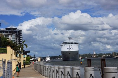 Corona virüsü covid-19 Avustralya ve uluslararası alanda pek çok gemiyi etkilemeden önce Avustralya 'nın Queensland Avustralya' daki Brisbane Nehri 'ndeki Hamilton Rıhtımı' ndan ayrılan büyük beyaz yolcu gemisi mutlu bir tatil yolculuğunun başlangıcında.                  