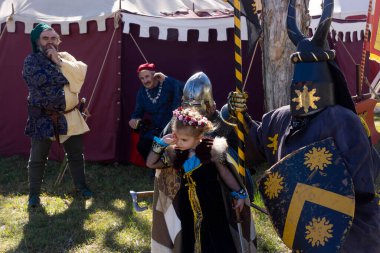 Abby Ortaçağ Festivali Caboolture, Queensland, Avustralya 'daki Abby Ortaçağ Festivali' ne kostümlü bir çocuk da dahil olmak üzere bir grup insan katıldı..