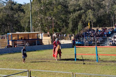 Mızraklı ve atlı bir adam Abbey Ortaçağ Festivali, Caboolture, Queensland 'daki mızrak dövüşü turnuvasına katılmaya hazır..