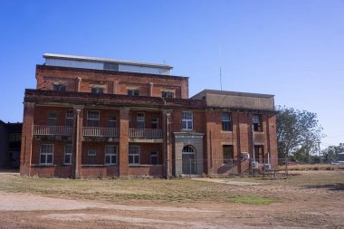 Ayr, Queensland, Avustralya - Ağustos 2018; Kuzey Queensland 'da terk edilmiş eski sanayi binası, 1922' de tuğladan inşa edilmiş, gübre depolama için onarıma ihtiyacı var..