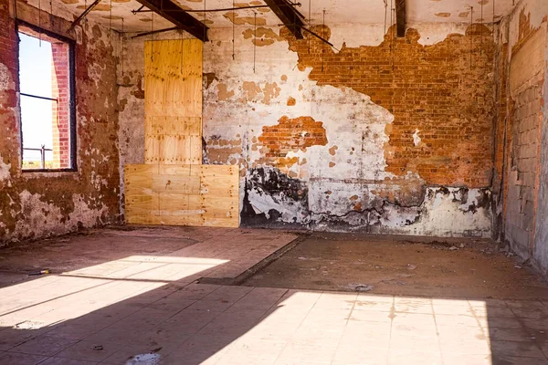 Grungy Texturizado Interior Edifício Abandonado Abandonado Com Paredes Descamação Tijolos — Fotografia de Stock