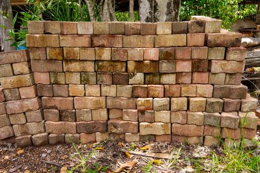 Bahçede bahçe düzenlemelerinde geri dönüşümü bekleyen kullanılmış kaldırımlar yığını..