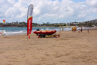 Cankurtaranlar Yeppoon, Queensland, Avustralya 'daki şişme tekneleriyle devriye geziyorlar..