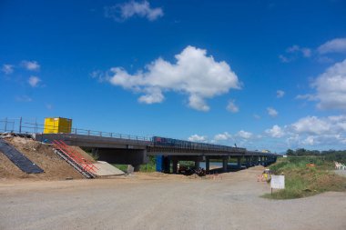 Mackay, Queensland, Avustralya 'daki by-pass' ın bir parçası olarak Pioneer Nehri üzerinde tamamlanmak üzere olan bir köprü inşaatı