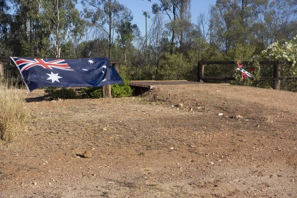 Μια Αυστραλιανή Σημαία Και Ένα Απλό Σπιτικό Στεφάνι Χάρτινες Παπαρούνες — Φωτογραφία Αρχείου