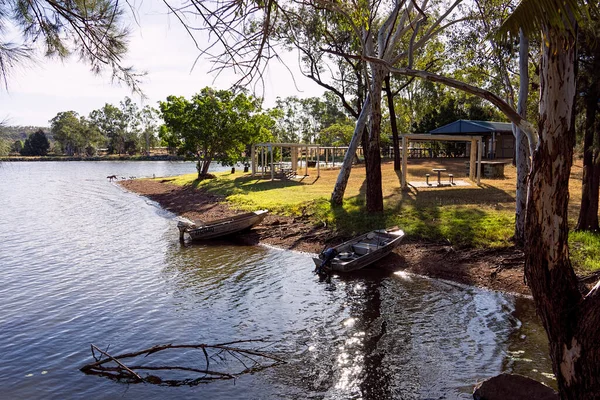 Queensland, Avustralya 'daki Clermont yakınlarındaki Teresa Creek Barajı kamp alanı, normalde yoğun bir hafta sonu tatili olan 19 yasak yüzünden boş..