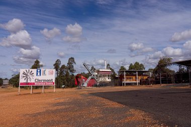 Clermont, Queensland, Avustralya 'daki tarihi merkez ve müzede nadir bulunan bir buhar küreği de dahil olmak üzere eski Blair Athol Madenindeki antika ve antika madencilik ekipmanları sergileniyor..