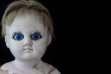 Ürkütücü, yaşlı, antika zombi bebek yüzlü, siyah arka planda hipnotik mavi gözlü, fotokopi alanı olan..