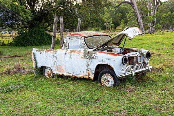 Eski paslı kamyon parçaları sökülmüş ve Avustralya 'nın güney Queensland kentindeki bir çayırlığa atılmış.                            