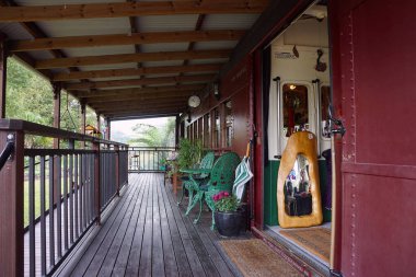Eski bir tren vagonu şimdi NSW 'de bir kafeye ve hediyelik eşya dükkanına dönüştü..                               