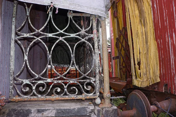 Detail Kovové Verandy Nerekonstruovaném Vagónu Čekající Práci Železničním Muzeu Rosewood — Stock fotografie