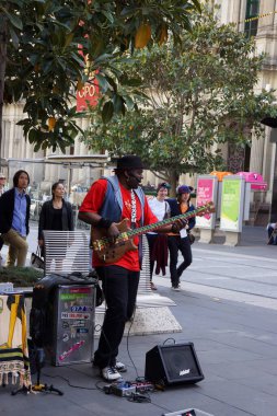 Melbourne, Avustralya 'daki yayalara gitar çalıp şarkı söyleyen Amerikalı bir sokak müzisyeni ya da sokak müzisyeni.                               