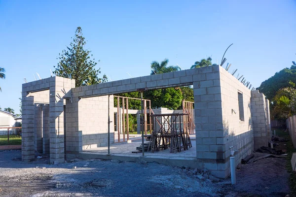 Avustralya 'nın banliyölerinde çimento ile kaplanacak beton bloklardan oluşan yeni bir aile evi inşa ediliyor..