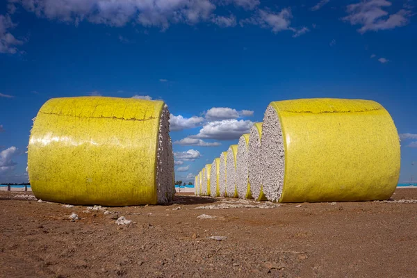 Grote Balen Katoen Verpakt Geel Plastic Wachten Verwerking Een Emerald — Stockfoto