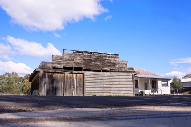 Eski bir ahşap besleme dükkanı kapanalı çok oldu ve şimdi Queensland, Avustralya 'da bakımsızlığa uğruyor..
