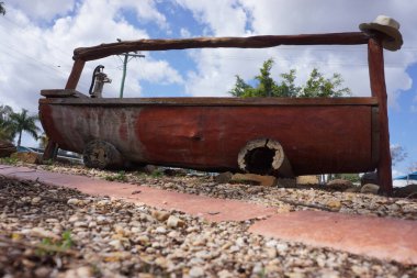 Su pompalamak için eski bir el pompası ve el kesimi kütükten yapılmış bir sığır yalağı şimdi Nebo, Queensland, Avustralya 'da bir parkta oturuyor..                               