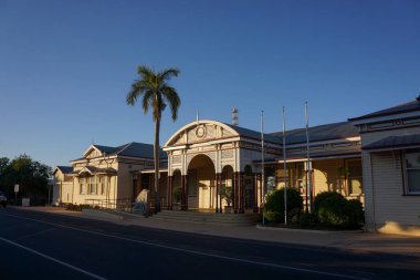 Eski tarih ve miras listesinde 1900 yılında keresteden inşa edilmiş Emerald tren istasyonu sabah erken saatlerde fotoğraflandı..                                                  