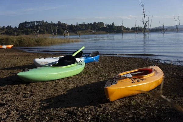 Colourful Canoes Pulled Bank Lake Tinaroo Atherton Tablelands People Have — Stock Photo, Image